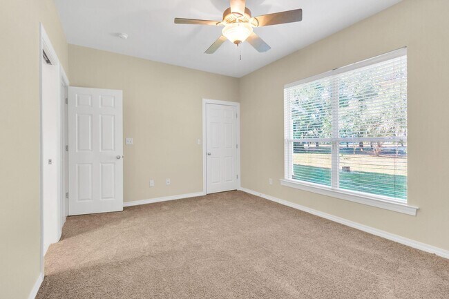 Building Photo - 1630 Oakmont Cir