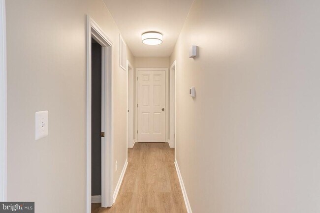 Building Photo - 9000 Marcellas Dr