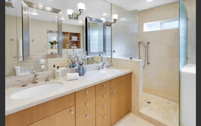 Building Photo - Beautiful and Quiet 3 bedroom 3 bath home ...