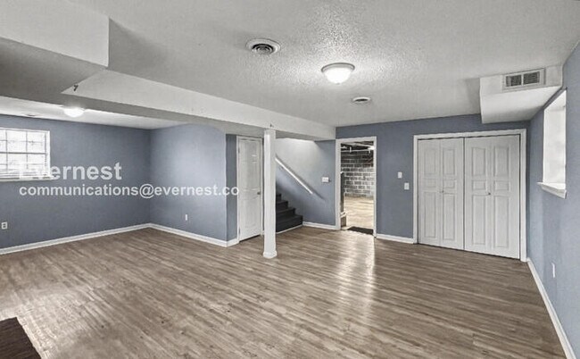 Building Photo - 3 Bed, 2 Bath Home with Garage / Available Now!