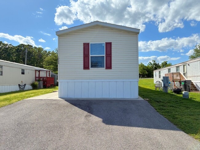 Building Photo - 1725 W Golden Cir
