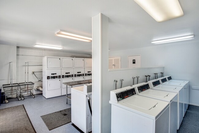 Building Photo - 2 bedroom 2 bath condo for rent in San Car...