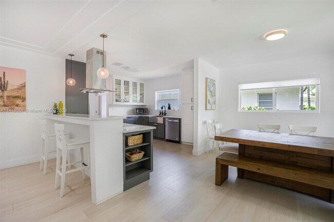 Building Photo - 890 NE 90th St