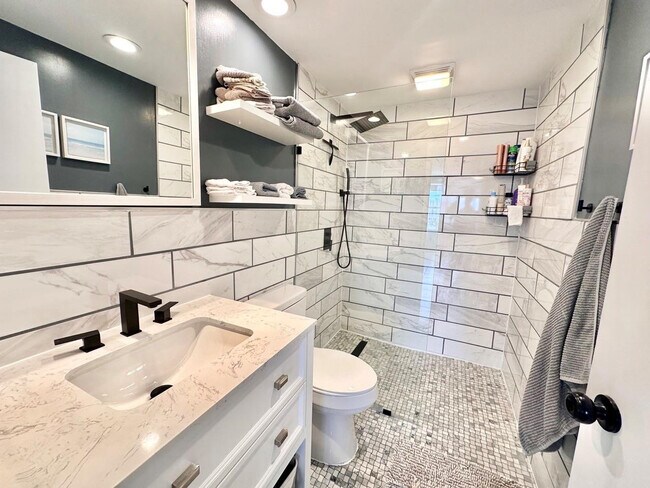 Building Photo - 3111 N Ocean Dr