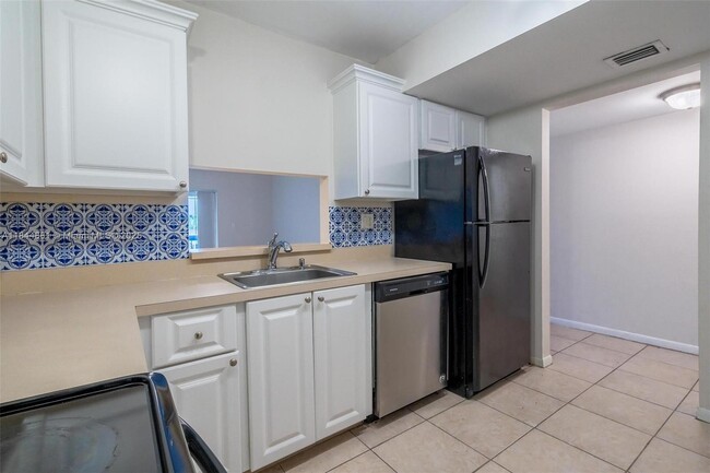 Building Photo - 711 N Pine Island Rd
