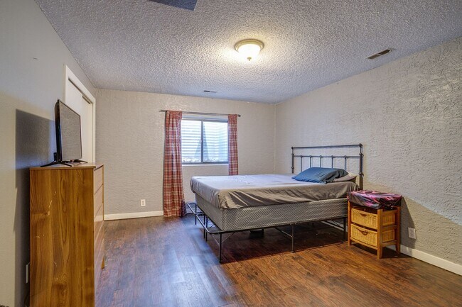 Building Photo - Huge room in a large shared home, private bathroom, great neighborhood, friendly roommates!