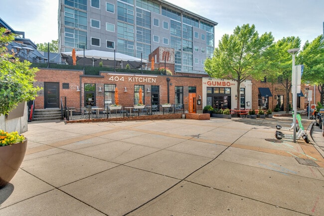Many Restaurants and shopping - 600 12th Ave S