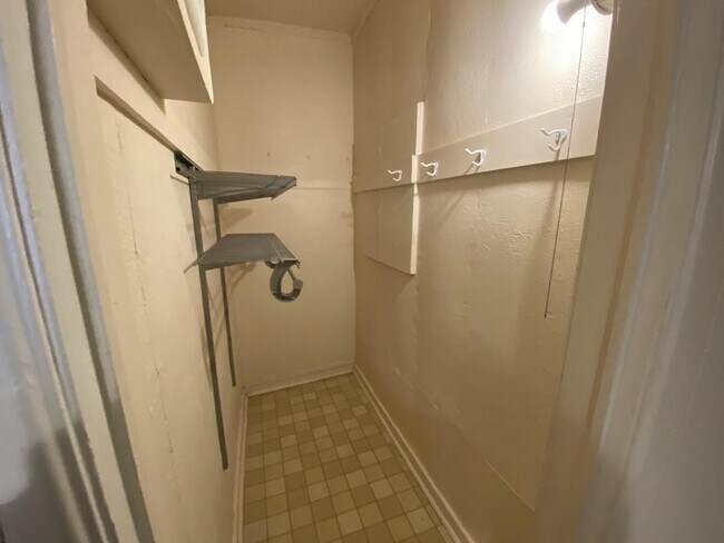 Building Photo - Rear entry private Second floor 1 Bed 1 Bath Historic Preserved Douglas Apartments in Desirable L...