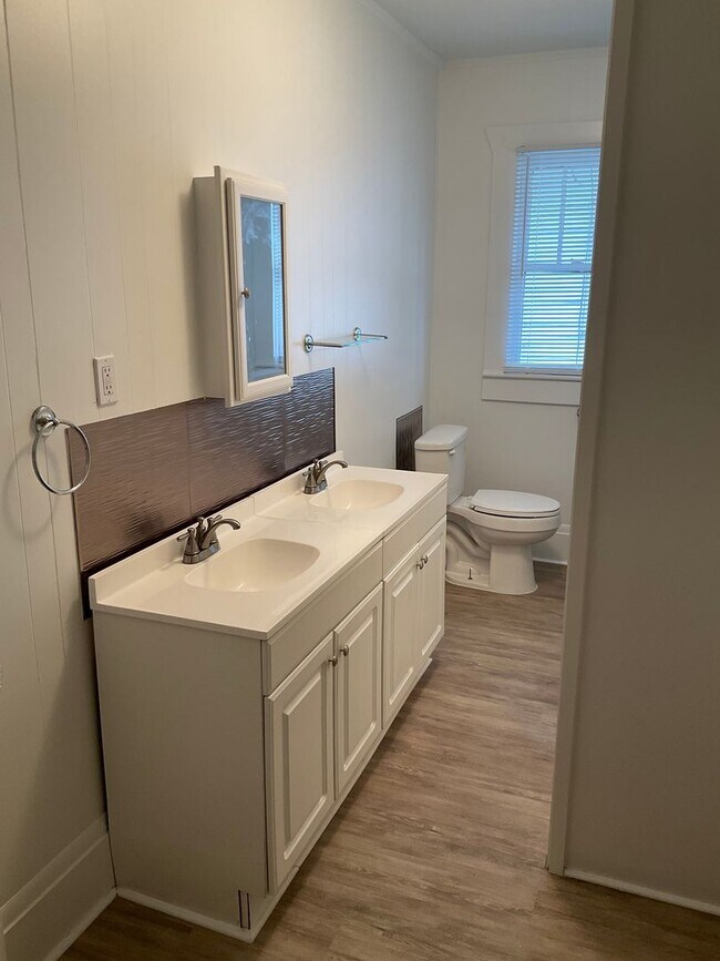 Building Photo - Move In Special Offered! PRICE REDUCED!