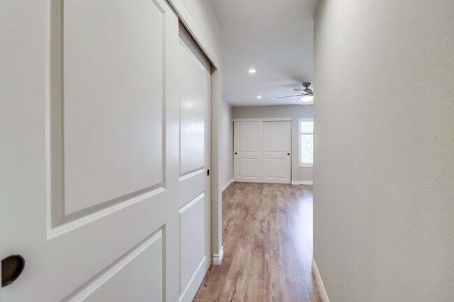 Building Photo - 6960 Golfcrest Dr