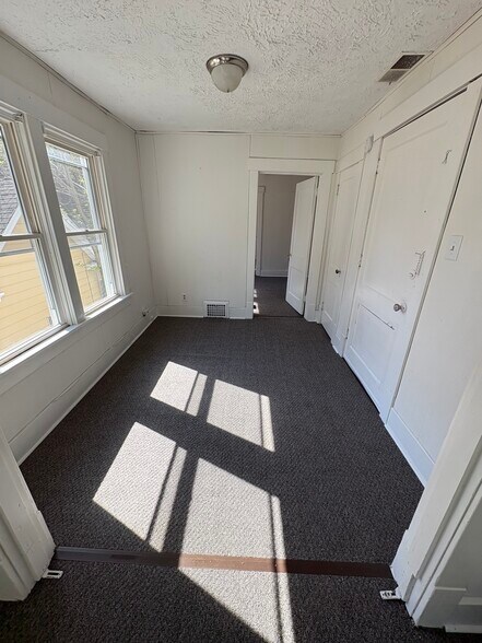 Building Photo - 522 W Allen St