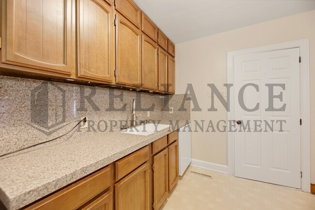Building Photo - 737 S Lorraine Ave