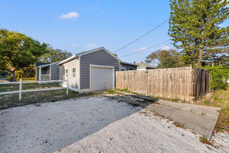 Privacy fence - 625 35th St N