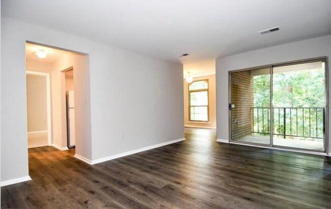 Building Photo - Well-Appointed 2 Bed 1 Bath Condo In Vibra...