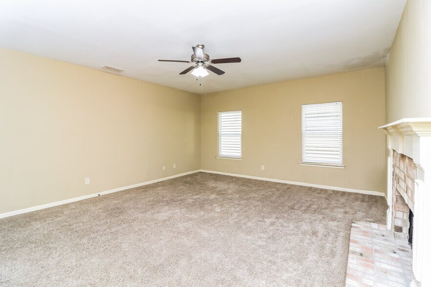 Building Photo - 66 Crescent Woode Way