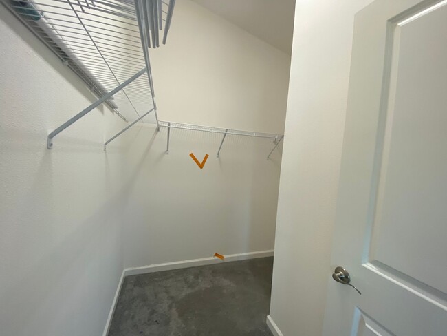 Building Photo - Newer, Beautiful, Spacious  ANNUAL 2 bed, ...