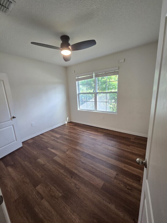 Building Photo - 837 Cuyahoga Dr