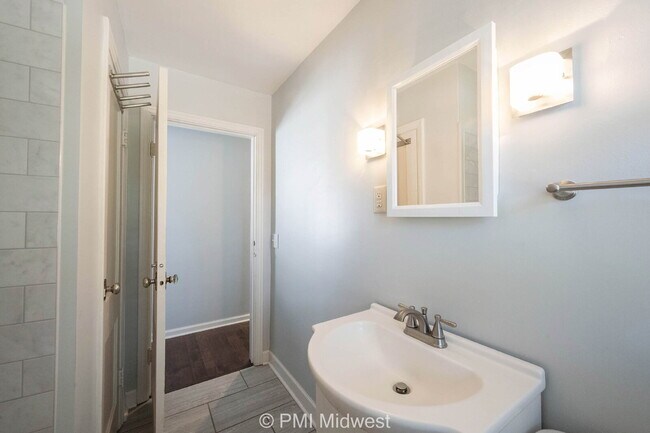 Building Photo - Charming 2 Bed, 1 Bath Duplex with House-L...