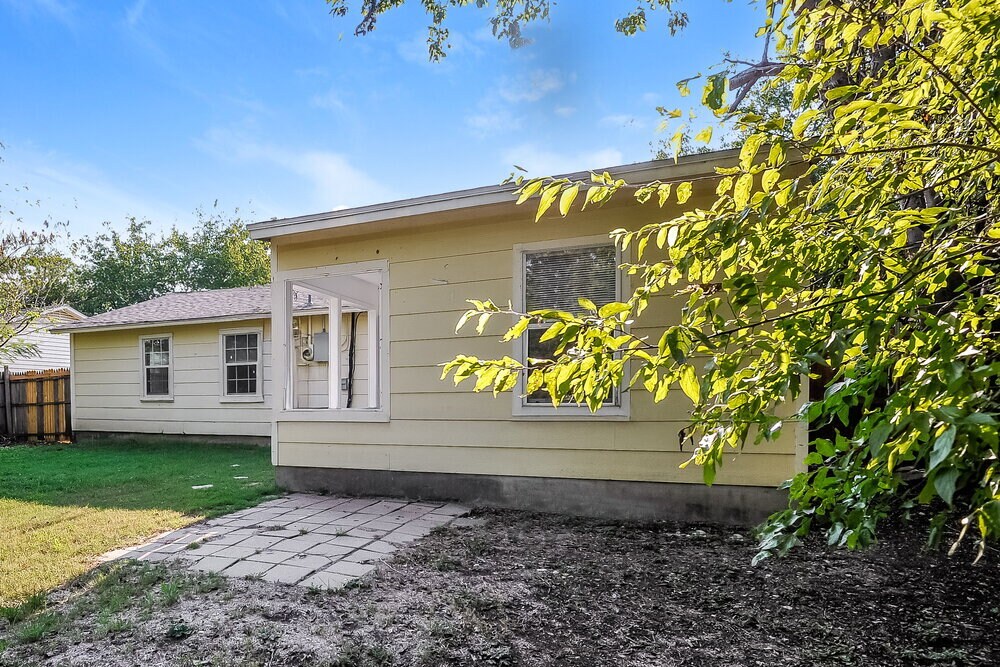 Building Photo - 824 Renfro Dr