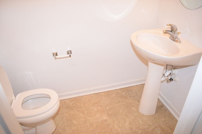 Building Photo - Spacious 2BR 2.5BA Townhome In Prime Location!