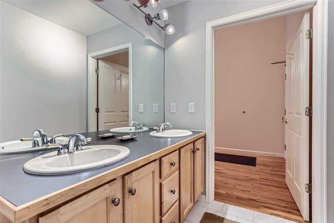 Building Photo - Stunning Downtown Loft w/23 ft. Ceilings -...