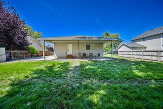 Building Photo - Duplex in Sandy - Available NOW!