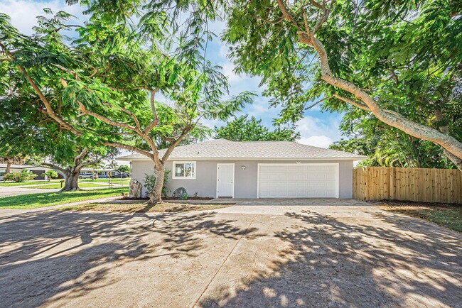 Building Photo - 300 Riomar Dr