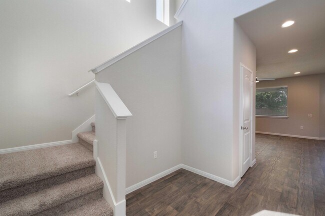 Building Photo - 1300 Anhalt Dr