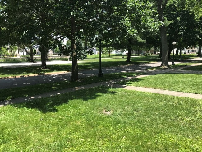 Building Photo - 2-bed home across from Glenn Park!