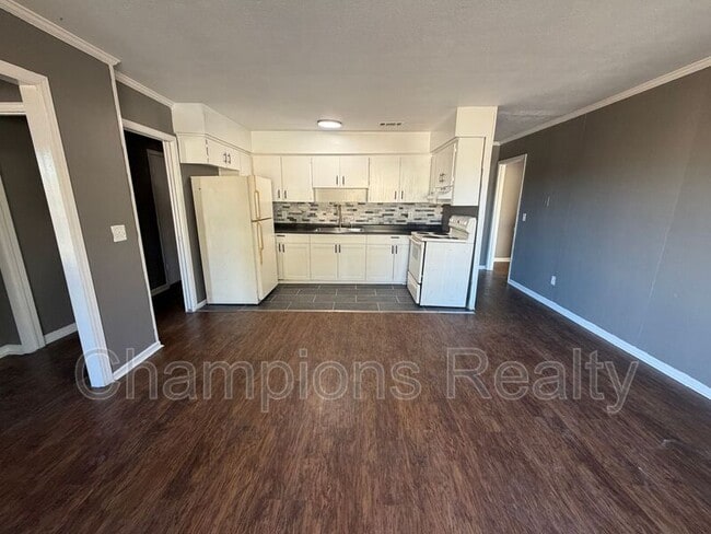 Building Photo - 11 Clausen Dr