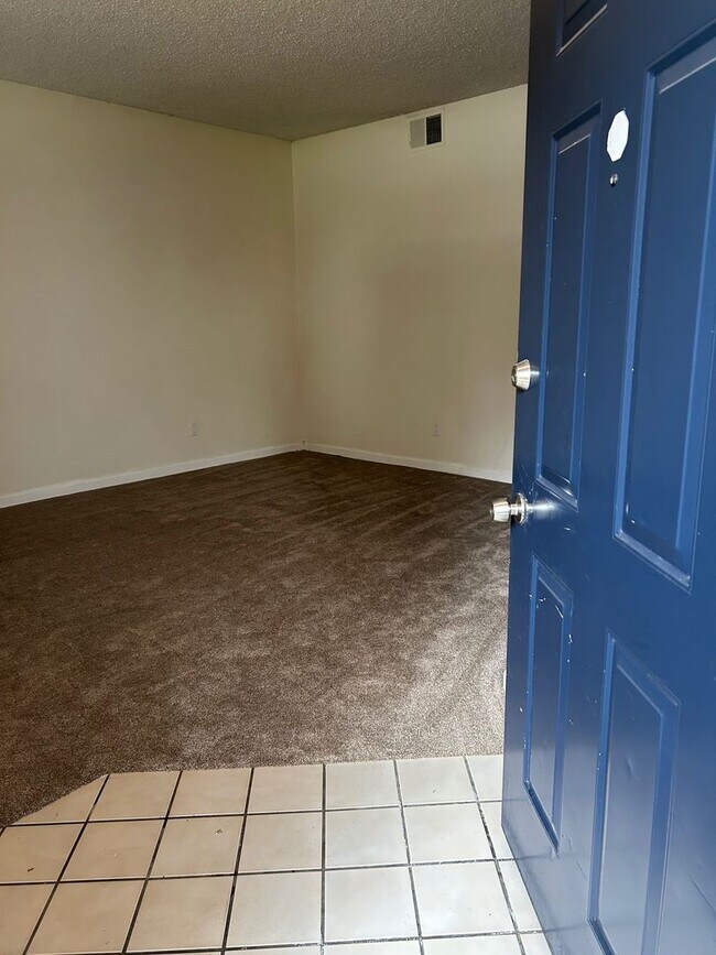 Building Photo - Spacious bright condo with new carpet and new paint and 2 bathrooms
