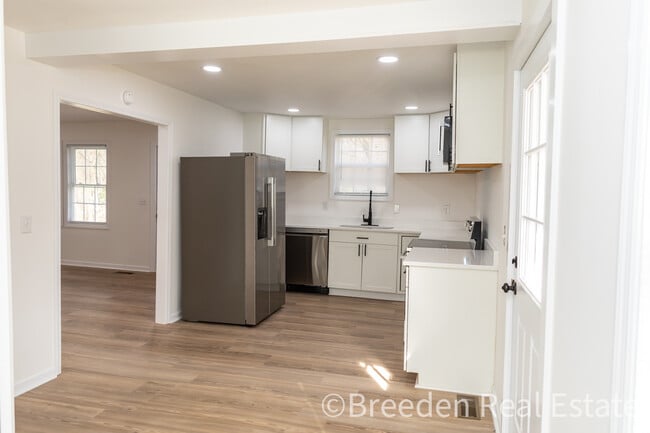 Building Photo - 303 Putnam St