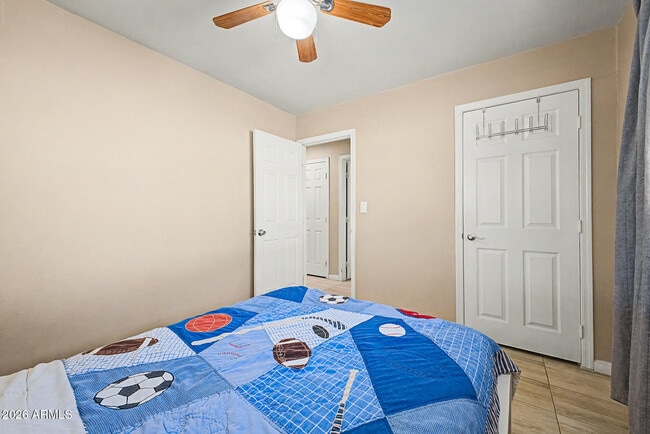 Building Photo - 515 E Vista Del Cerro Dr