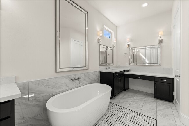 Building Photo - 1902 W 25th St