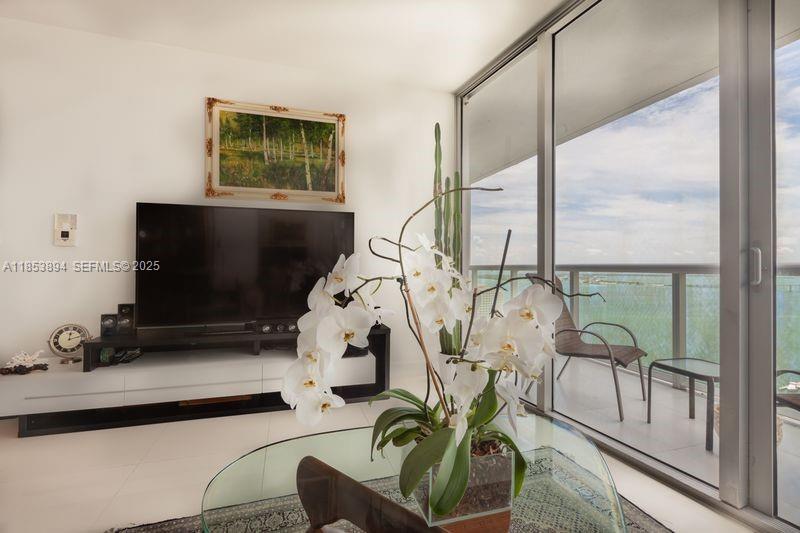 Building Photo - 495 Brickell