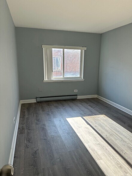 Building Photo - 3825 N Pine Grove Ave