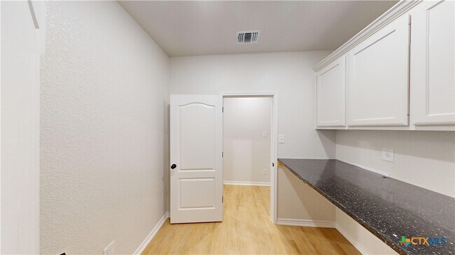 Building Photo - 808 Dred Roger Circle