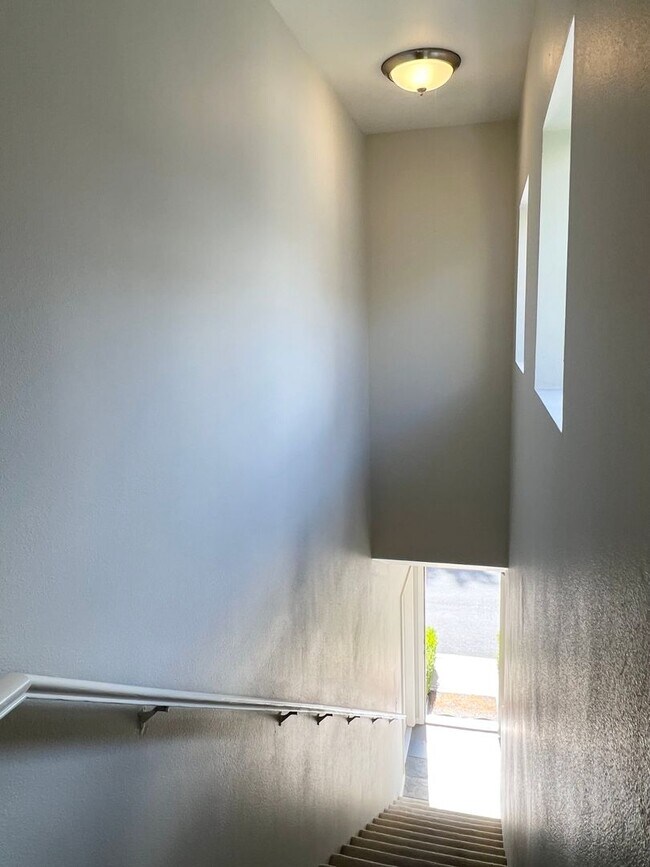 Building Photo - Beautiful 2-bedroom, 2 bath Condo in Gated...