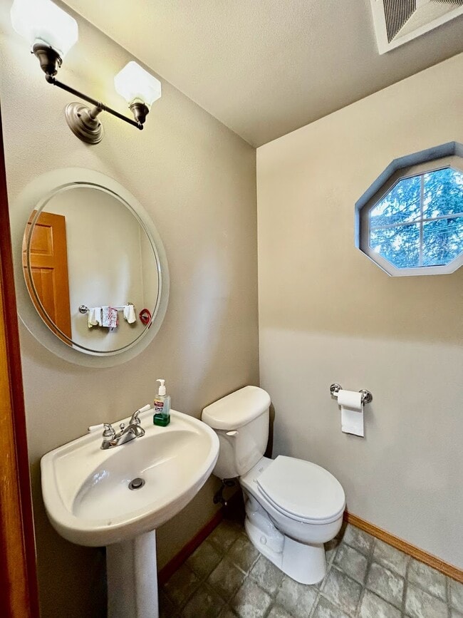 Building Photo - 1807 Larch Way