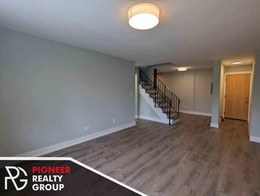 Building Photo - 454 W Barry Ave