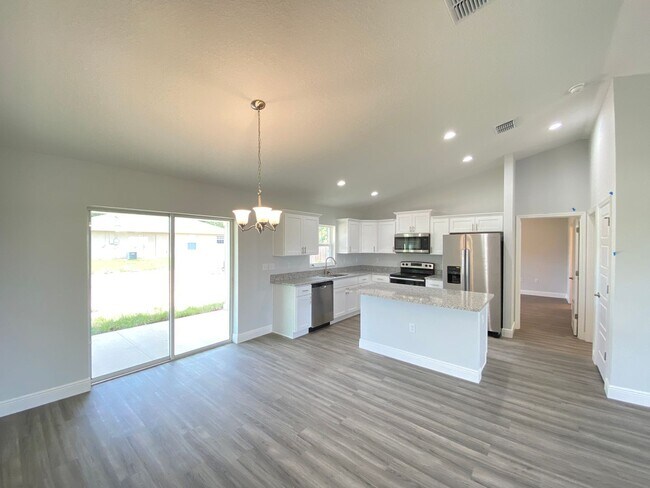 Building Photo - Custom Home - Desirable SE Ocala Neighborhood 3/2/2 **Wont Last**