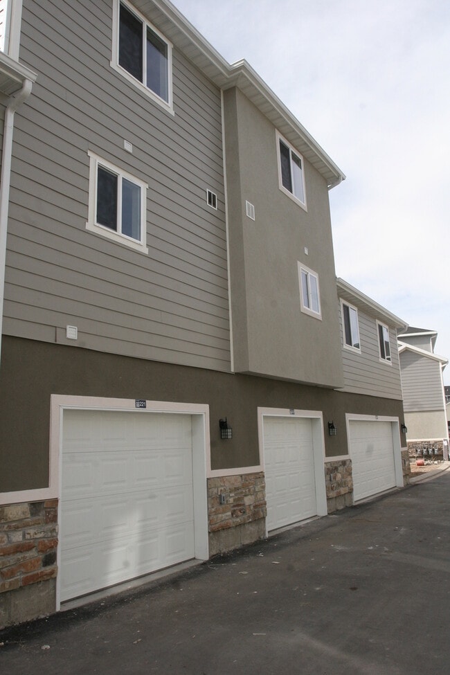 Building Photo - 3 Bed 2 bath Townhouse for Rent