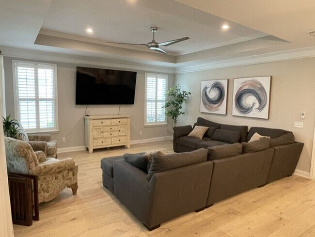 Building Photo - Luxury Golf Course Home in Sun City - 3BR - 3.5BA - Private Den