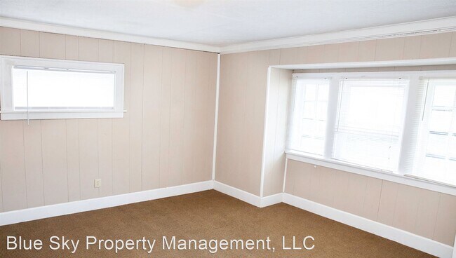 Building Photo - 4 br, 1 bath House - 400 N. Reserve St.