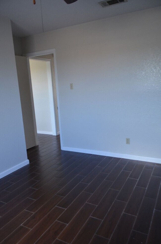 Building Photo - 201 Horseshoe Dr