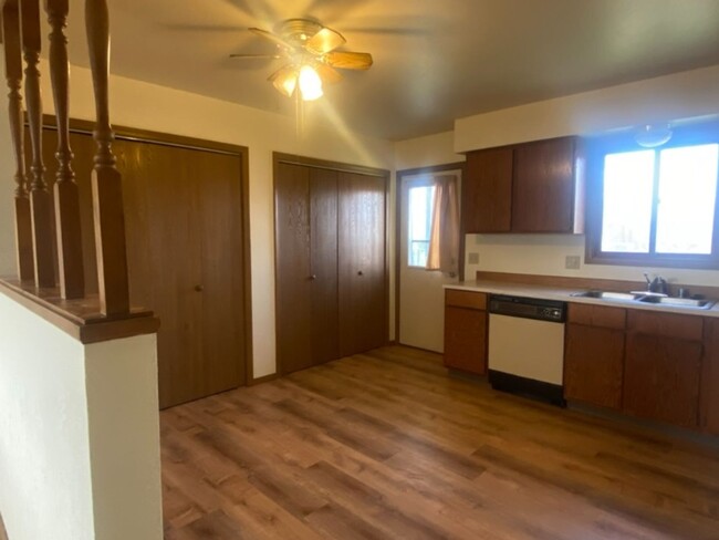 Building Photo - Bright & Roomy 2 Bedroom Apartment in Gree...