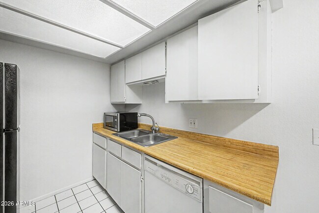 Building Photo - 2931 E Beck Ln