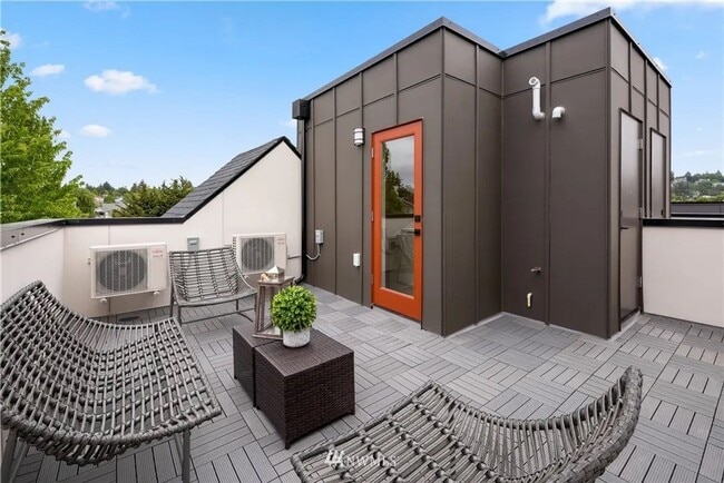 Building Photo - Ballard - Newer 3 Bedroom / 2.5 Bath Townh...