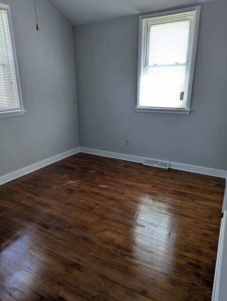 Bed #1 - 1506 E 10th St