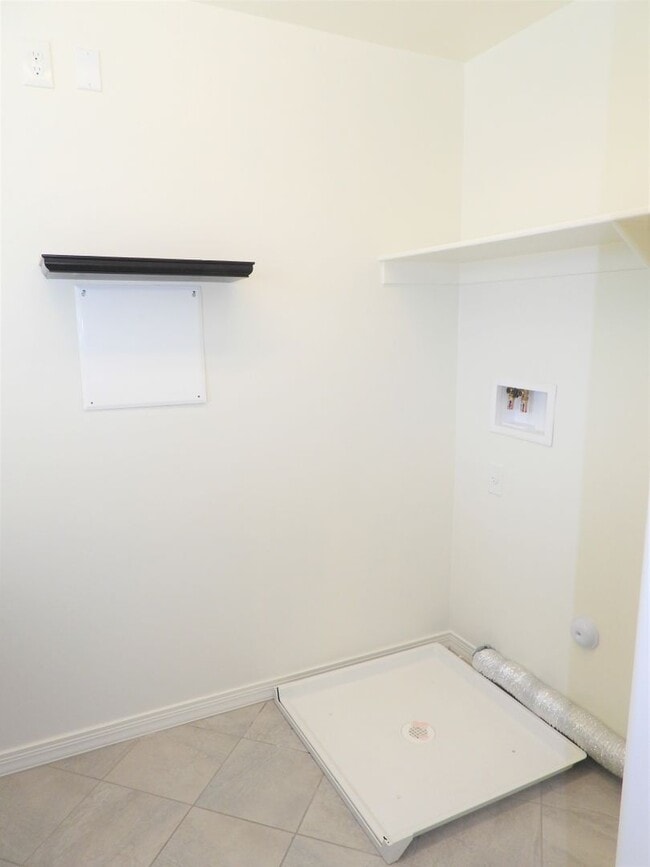 Building Photo - 4 Bedroom 2.5 Bathroom